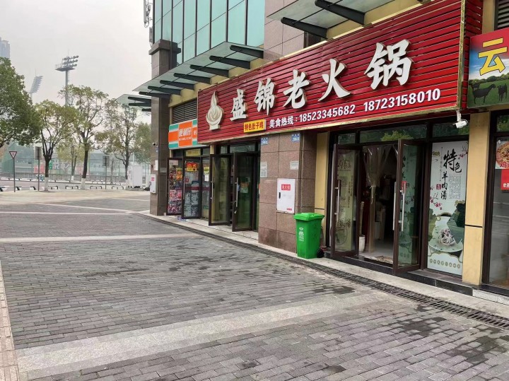 江津餐饮门市转让（位置好，有天然气）