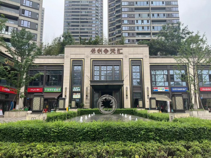 保利小区门口第一个门面空转，旁边就是实验小学